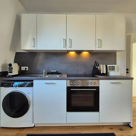 Sanierte Altbauwohnung Mit Arbeitszimmer & Parkplatz Am Rhein