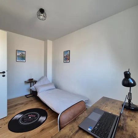 Appartement Sanierte Altbauwohnung Mit Arbeitszimmer & Parkplatz Am Rhein