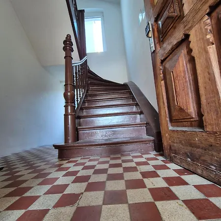 Sanierte Altbauwohnung Mit Arbeitszimmer & Parkplatz Am Rhein