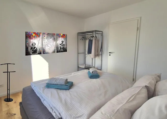 Daire Sanierte Altbauwohnung Mit Arbeitszimmer & Parkplatz Am Rhein *