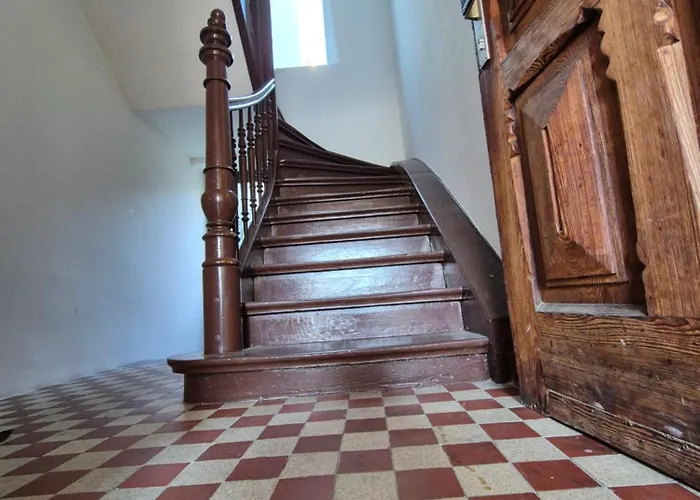 Sanierte Altbauwohnung Mit Arbeitszimmer & Parkplatz Am Rhein